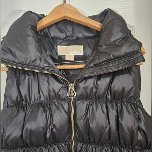 Michael Kors Shiny Women's Black Puffer Winter outoor Vest Gold Zipper Size S. - Picture 4 of 10